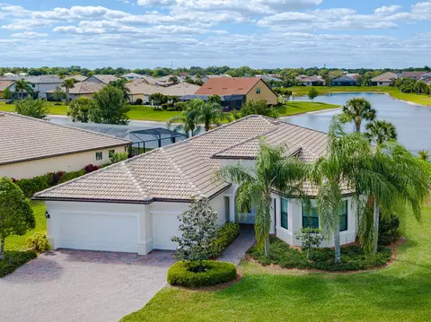 628 SE Monteiro Dr, Port Saint Lucie, FL 34984