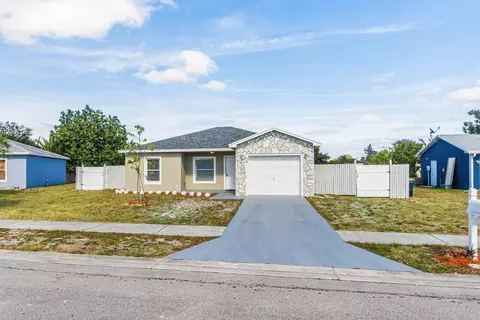 929 SE Forrest Park Dr, Stuart, FL 34994 photo 2