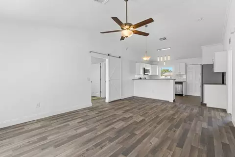 929 SE Forrest Park Dr, Stuart, FL 34994 photo 4