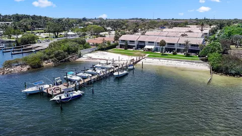 702 NE 20th Ln, Boynton Beach, FL 33435