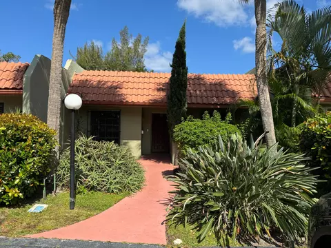 185 SE 7th St, Deerfield Beach, FL 33441