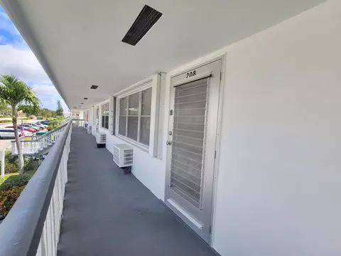 208 Berkshire J, West Palm Beach, FL 33417