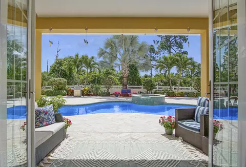 3135 NW Stoney Creek Ave, Jensen Beach, FL 34957