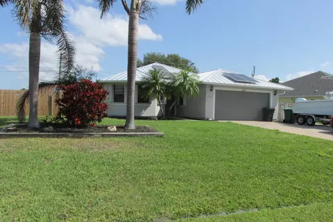 135 SW South Wakefield Cir, Port Saint Lucie, FL 34953