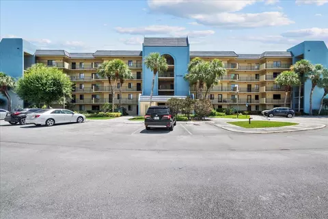 2786 Tennis Club Dr #208, West Palm Beach, FL 33417