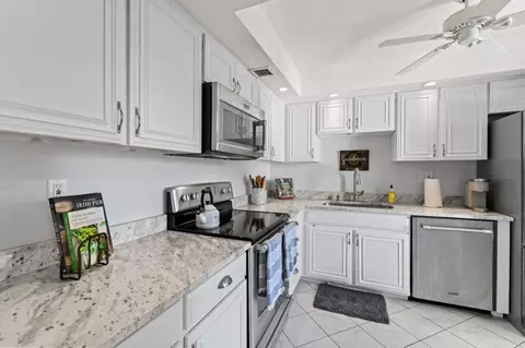 2500 Presidential Way #204, West Palm Beach, FL 33401