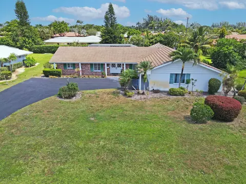 220 N Country Club Dr, Atlantis, FL 33462