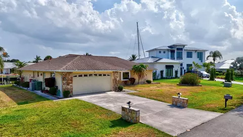 13 Crown Ct, Hutchinson Island, FL 34949