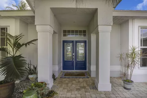 700 SE Michaels Ct, Stuart, FL 34996 photo 2