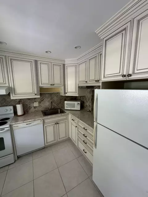 23 Abbey Ln #202, Delray Beach, FL 33446