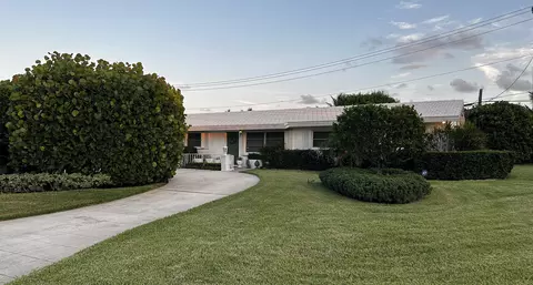 7990 W Lake Dr, Lake Clarke Shores, FL 33406