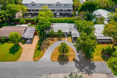 2735 NE 10th Ave, Wilton Manors, FL 33334