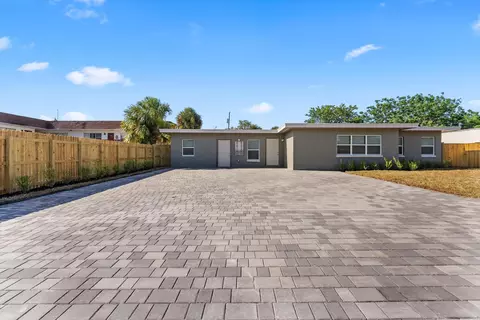 829 Bayberry Dr, Lake Park, FL 33403