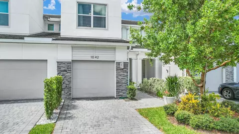 1042 Rio Ct, Lighthouse Point, FL 33064