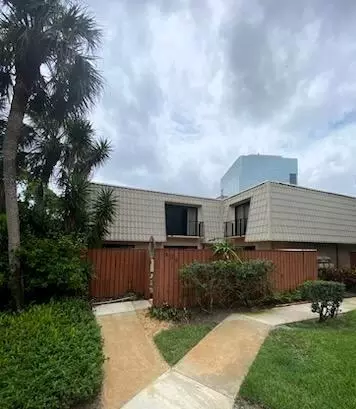 1700 Embassy Dr #404, West Palm Beach, FL 33401