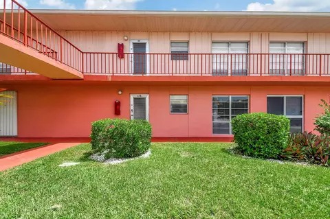 4 Golfs Edge B, West Palm Beach, FL 33417