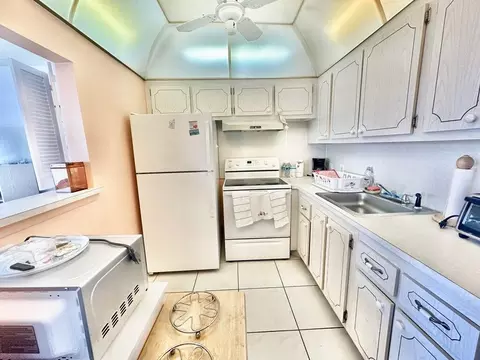 208 Preston E, Boca Raton, FL 33434 photo 2