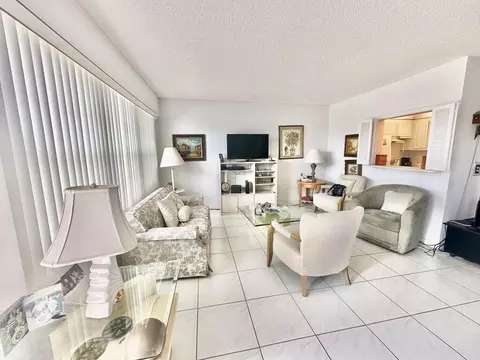 208 Preston E, Boca Raton, FL 33434 photo 3