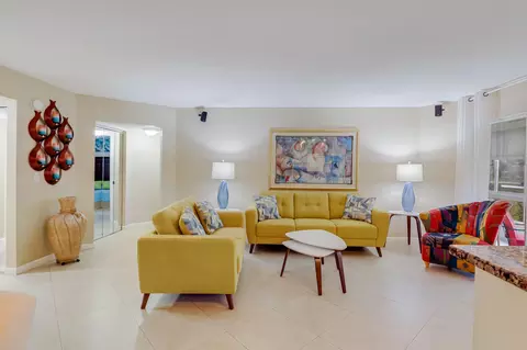 3590 Via Poinciana #112, Lake Worth, FL 33467