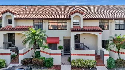 805 Republic Ct, Deerfield Beach, FL 33442