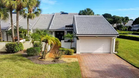 12 Clubhouse Ln, Boynton Beach, FL 33436
