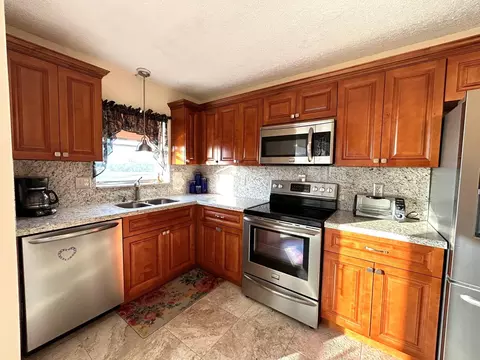 3951 Via Poinciana #412, Lake Worth, FL 33467