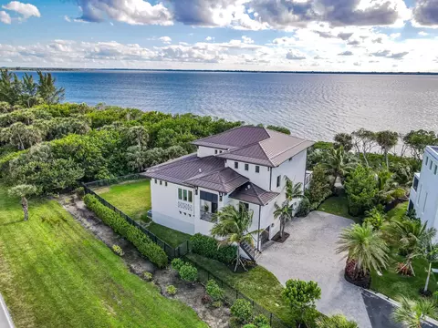 7683 Pelican Pointe Dr, Jensen Beach, FL 34957