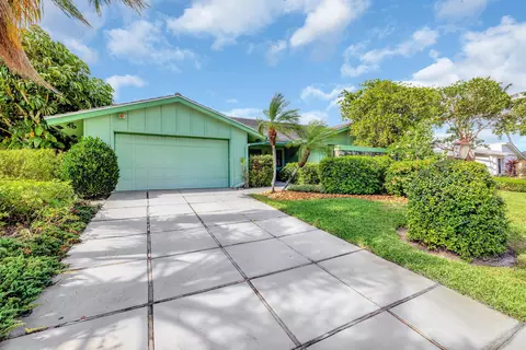 696 Lakewoode Cir E, Delray Beach, FL 33445