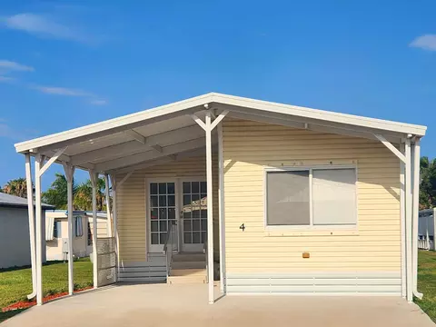 4 SE Los Gatos Ln, Port Saint Lucie, FL 34952