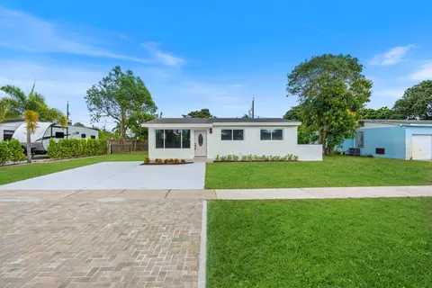 124 Henthorne Dr, Palm Springs, FL 33461