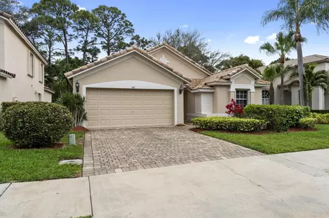 447 Woodview Cir, Palm Beach Gardens, FL 33418