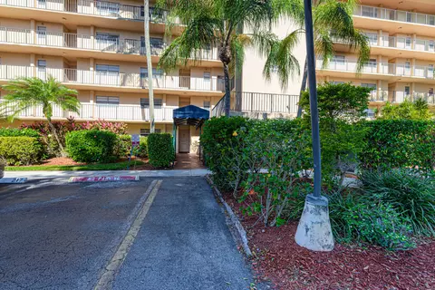 3810 Via Poinciana #104, Lake Worth, FL 33467