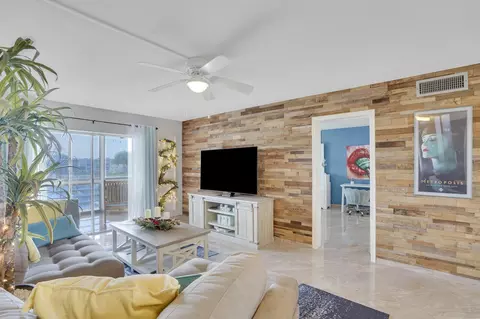 2724 N Garden Dr #302, Lake Worth, FL 33461