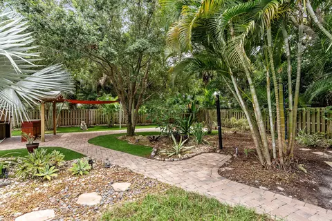 709 SW Bryant Ave, Stuart, FL 34994 photo 5
