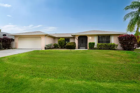 858 SE Roulette Ln, Port Saint Lucie, FL 34983