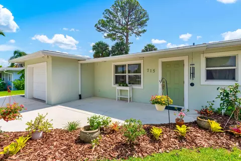 715 SE Alamanda Way, Stuart, FL 34996 photo 2