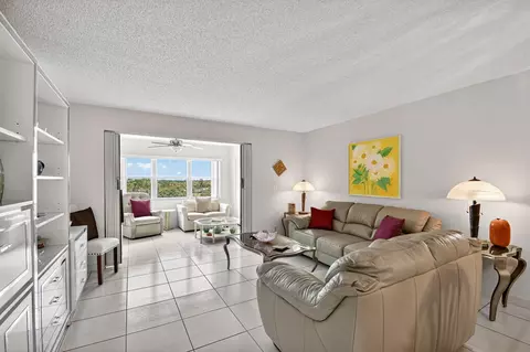 3951 Via Poinciana #609, Lake Worth, FL 33467