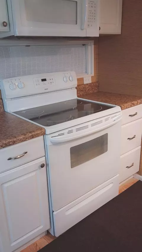 Kitchen - 1660 SW 35 Cir, Okeechobee, FL 34974 photo 3 of 4