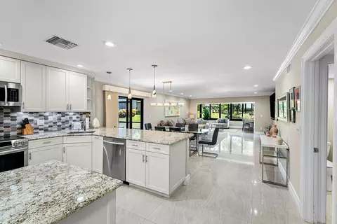 18 Westgate Ln #A, Boynton Beach, FL 33436