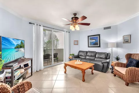 2421 NE 65th St #213, Fort Lauderdale, FL 33308