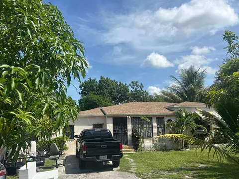 565 NW 143rd St, Miami, FL 33168