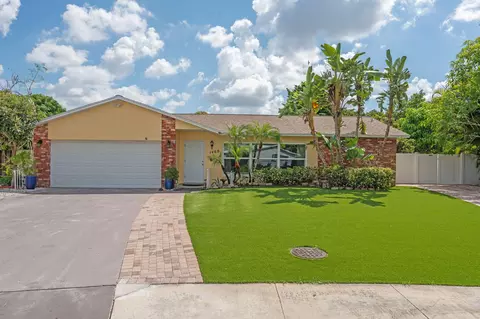 1460 Woodcrest Rd E, West Palm Beach, FL 33417