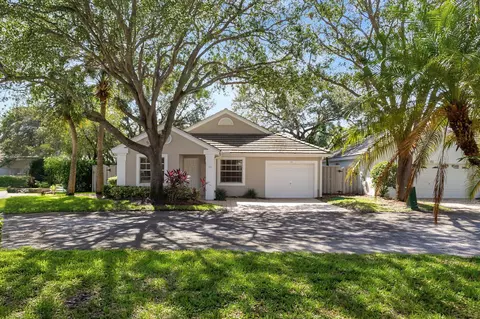 15 Admirals Ct, Palm Beach Gardens, FL 33418