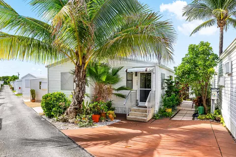 4 E Cedar Dr #CD, Briny Breezes, FL 33435