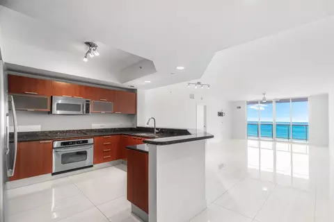 2650 Lake Shore Dr #1005, Riviera Beach, FL 33404