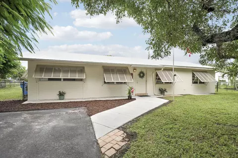 1082 Pineway Dr, Haverhill, FL 33417
