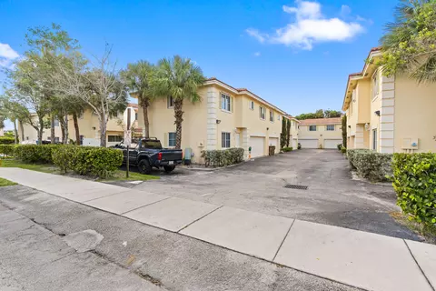 176 SE 2nd St SE, Deerfield Beach, FL 33441
