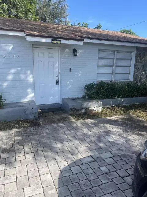 5706 Candlewood St, Mangonia Park, FL 33407