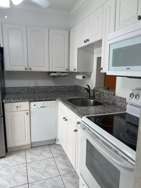 2161 NE 1st Ct #102, Boynton Beach, FL 33435