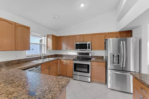 2705 Pointe Cir, Greenacres, FL 33413
